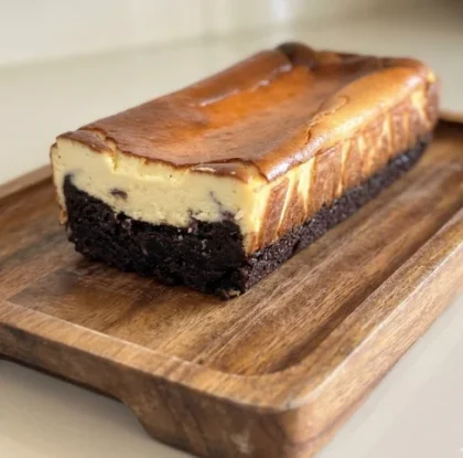 Lumaena Cheesecake Brownies, brownies fudgy gluten free dengan lapisan cheesecake di atas talenan kayu