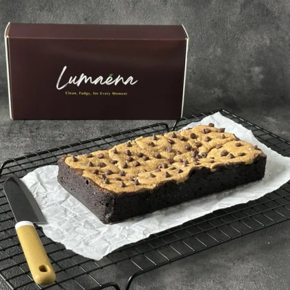 Lumaena Signature Brownies dalam kotak kemasan cokelat, disajikan di atas talenan kayu dengan latar marmer